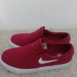 maroon nike slip ons